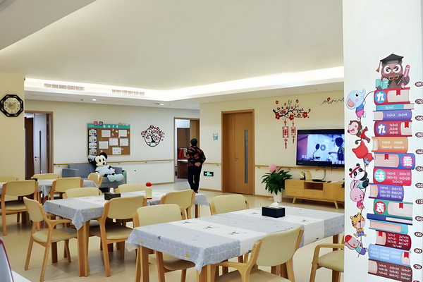 演硬汉成名却情路坎坷，8年不敢谈恋爱，遇小10岁的她成宠妻狂魔