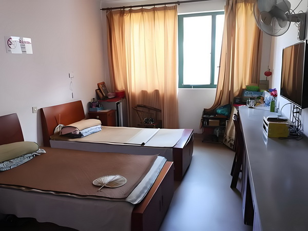 53岁朱茵住山里开破车？