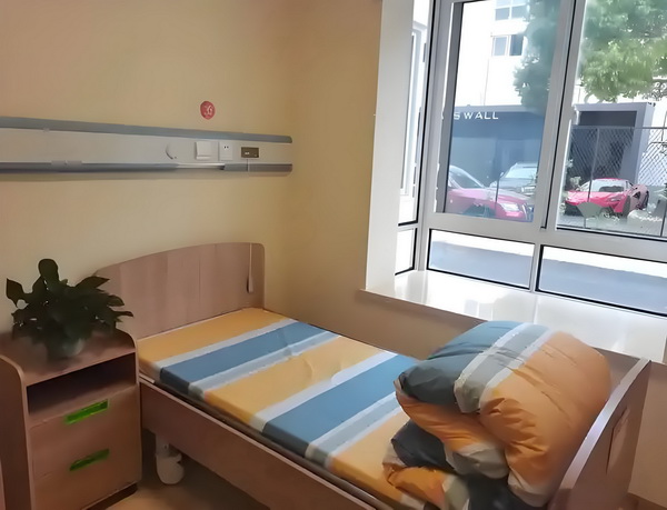 53岁朱茵住山里开破车？